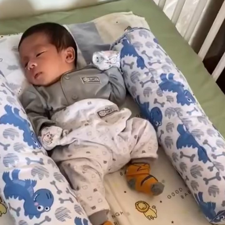 <p>Tata Janeeta juga gemar mengabadikan momen ketika sang putra tertidur pulas. Erlangga terlihat semakin menggemaskan, Bunda.(Foto: Instagram @tatajaneetaofficial)</p>