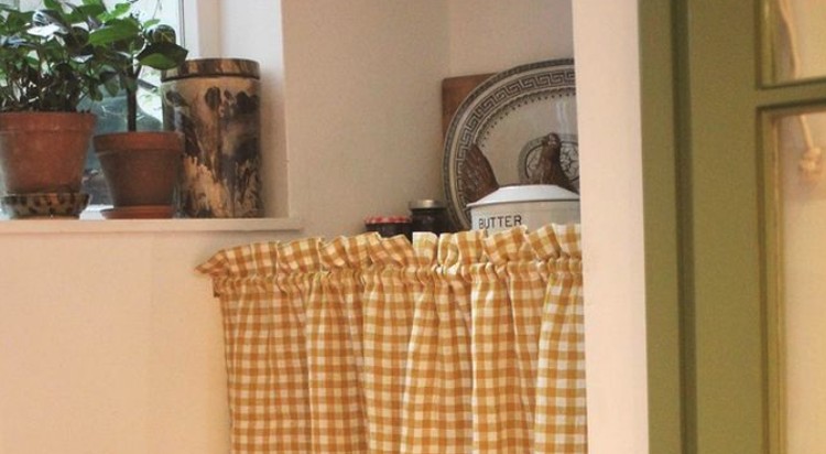 Jangan salah Bunda, gorden dapur tetap bisa membuat rumah minimalis tetap estetik. Simak tips memilih gorden dapur yang aesthetic untuk rumah minimalis.