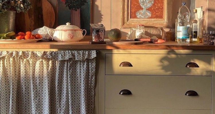 TIPS PILIH GORDEN KOLONG DAPUR: HINDARI YANG POLOS Jangan salah Bunda, gorden dapur tetap bisa membuat rumah minimalis tetap estetik. Simak tips memilih gorden dapur yang aesthetic untuk rumah minimalis.