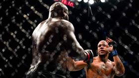 FOTO: Dominasi Ciryl Gane Rebut Gelar Interim di UFC 265