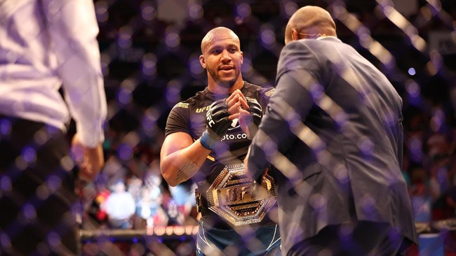 FOTO: Dominasi Ciryl Gane Rebut Gelar Interim di UFC 265