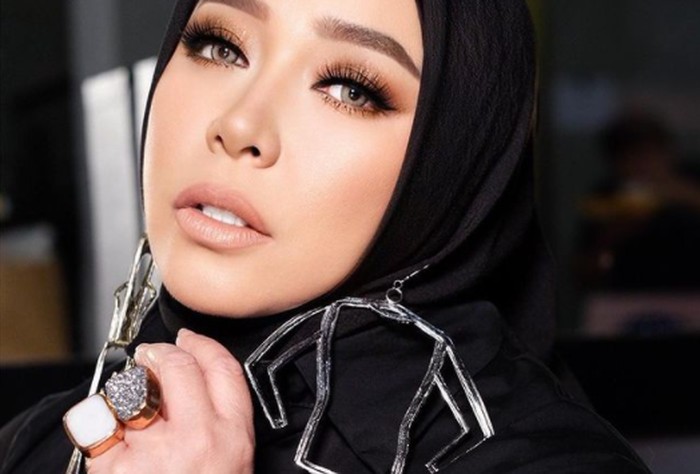Wanita yang satu ini dikenal sebagai penyanyi sekaligus musisi berbakat. Namun tidak banyak yang tahu, ternyata Melly Goeslaw mewarisi darah Maluku dari sang ayah lho, Beauties. Dari keenam selebritas di atas ada favoritmu nggak nih? (Foto: instagram.com/melly_goeslaw)