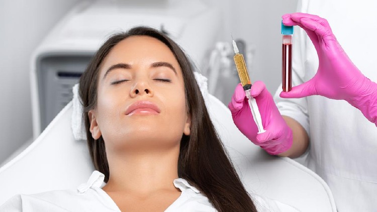 Beautician will do PRP therapy for the face against wrinkles

and against hair loss of a beautiful woman in beauty salon.Doctor holds test tubes with venous blood and blood plasma.Cosmetology concept.