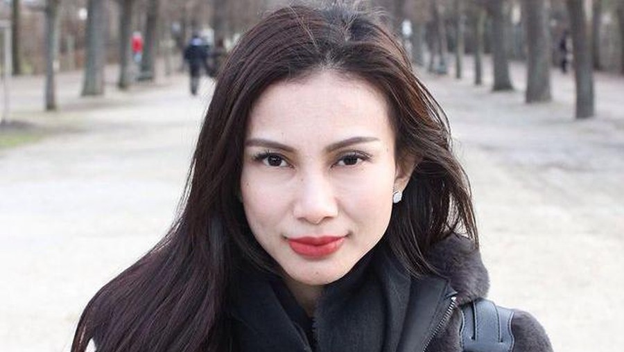 7 Potret Tribuana Tungga Dewi Istri Cantik Bambang Pamungkas Tengah Disorot Usai pengakuan Jane Abel putri sulung Bambang Pamungkas dihapus dari KK istri Bambang Pamungkas pun disorot. Yuk intip potretnya!