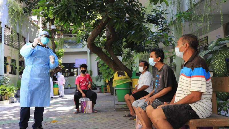 Wali Kota Surabaya Eri Cahyadi mengunjungi para pasien COVID-19 yang menjalani isolasi di Hotel Asrama Haji (HAH).