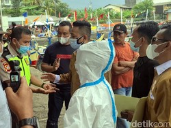 Bagikan Masker-Duit di Dermaga Palabuhanratu, Wanita Emas Dilabrak Satpam