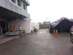 Bed Pasien COVID-19 Penuh, RS di Medan Dirikan Tenda Darurat