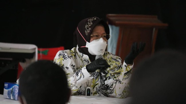 Risma menerangkan sejak awal pihaknya sudah meminta kepada Pemprov DKI untuk menggunakan data bansos dari Bulog merujuk pada rapat pada 18 Juli silam.