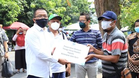 Kemnaker Bagikan Bantuan TKM untuk PKL di Solo