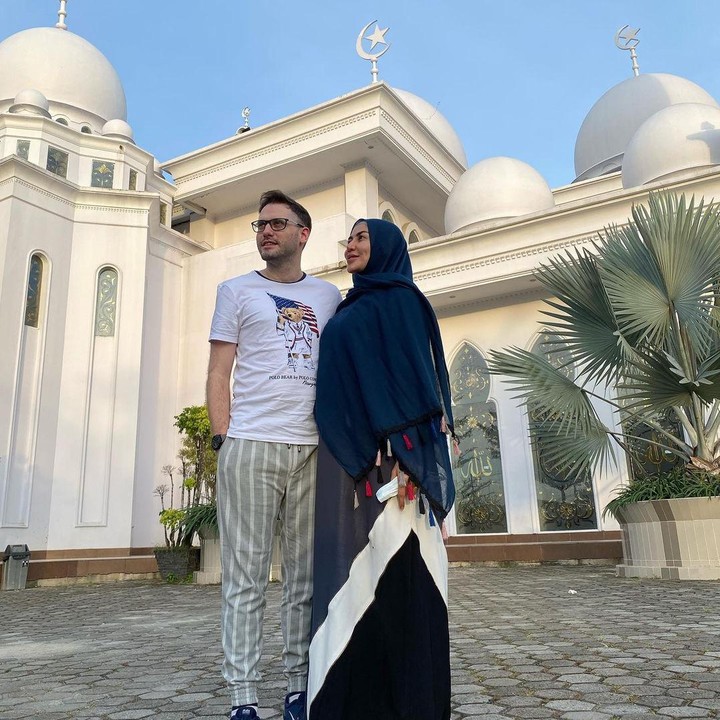 <p>Tak hanya endorse, ia juga membagikan potret kemesraannya bersama sang suami. Kita doakan semoga keluarga Cinta Penelope selalu diberi kebahagiaan ya, Bunda. Aamiin. (Foto: Instagram @princess_cinta_penelope)</p>