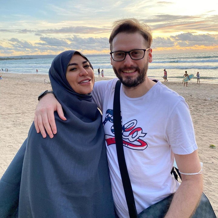 <p>Sang suami yang merupakan bule Turki bernama Taha Gookhan Arikan. Kedua sering memagikan kebersamaan di Instagram nih, Bun. Salah satunya saat sedang berjalan-jalan ke pantai. (Foto: Instagram @princess_cinta_penelope)</p>