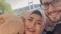 Berjuang Sembuh dari Kanker, Ini 7 Potret Bahagia Cinta Penelope & Suami Hidup di Turki