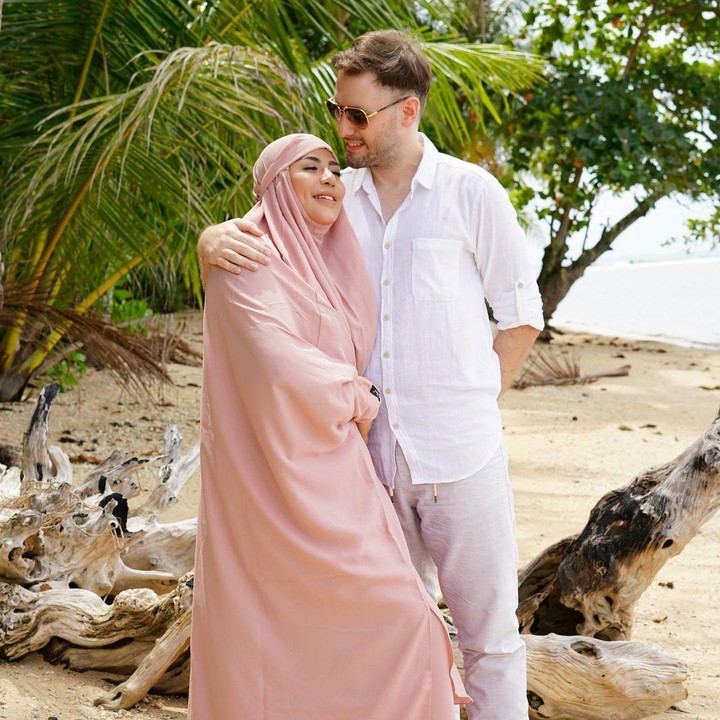 <p>Setelah menikah, Cinta Penelope pindah ke Turki dan tinggal bersama sang suami di sana, Bunda. Cinta yang pernah mengabarkan tengah sakit nampak berbahagia dengan suami ketiganya ini. (Foto: Instagram @princess_cinta_penelope)</p>