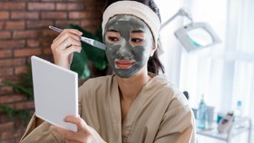 Cara Membersihkan Masker Wajah yang Benar sesuai Jenisnya
