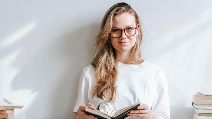 Kebiasaan sederhana seperti membaca buku bisa membuat kita semakin cerdas. / Foto: Pexels/George Milton.
