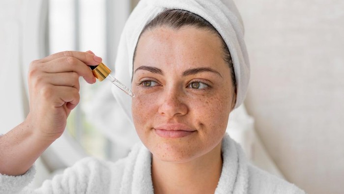 img-title Kesalahan Memakai Serum Vitamin C Ini Bisa Bikin Wajah Beruntusan