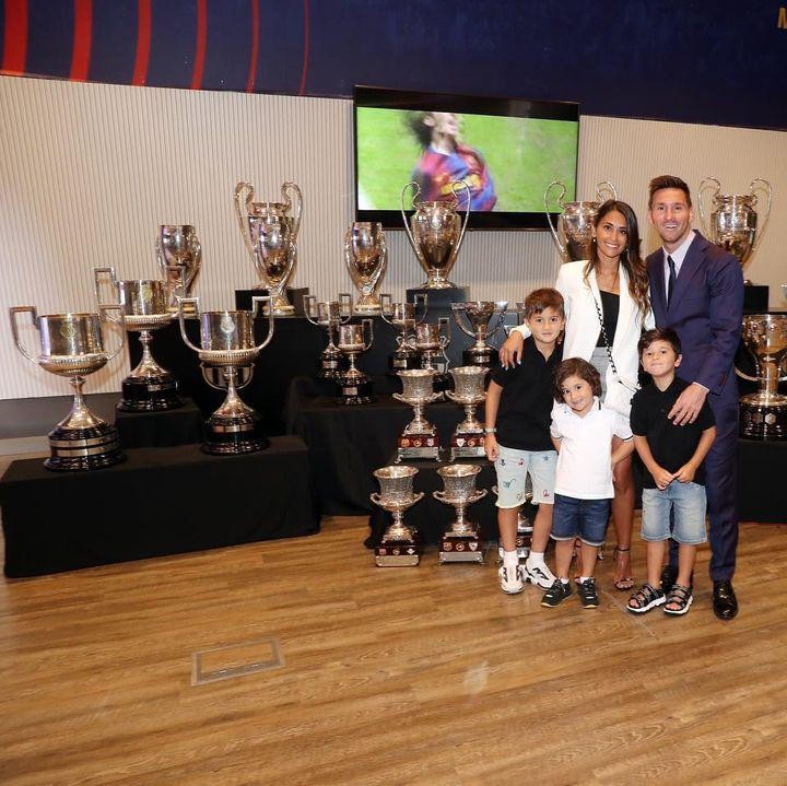 <p>Pesepakbola Lionel Messi mengumumkan hengkang dari Barcelona. Istrinya, Antonella Rocuzzo dan ketiga buah hati mereka hadir menyaksikan sang ayah berbicara di podium. (Foto: Instagram @leomessi)</p>