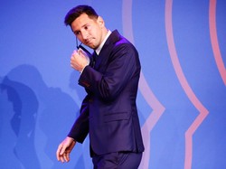 Sudah Ditunggu Suporter PSG, Messi Masih Asyik Berenang di Barcelona