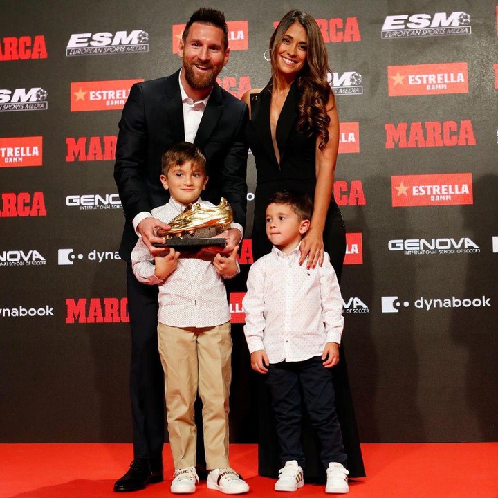<p>Antonella Rocuzzo dan ketiga buah hatinya juga selalu menemani Lionel Messi di berbagai momen penting. Mereka selalu hadir memberikan dukungan kepada 'La Pulga'. (Foto: Instagram @leomessi)</p>