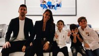 7 Potret Lionel Messi & Keluarga, Istri Beri Dukungan Saat Keluar dari Barcelona