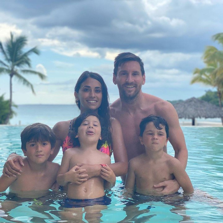 <p>Di sela-sela kesibukannya sebagai atlet, Lionel Messi tak lupa menghabiskan waktu bersama keluarga tercinta. Ia beberapa kali mengajak istri dan anak-anaknya liburan. (Foto: Instagram @leomessi)</p>