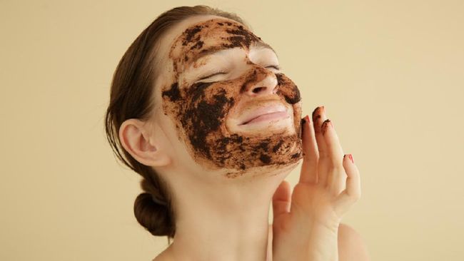 Masker membantu mengencangkan kulit wajah. Berikut 7 resep masker alami untuk mengencangkan kulit wajah dari bahan yang mudah didapat.