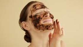 5 Produk Eksfoliasi Wajah yang Aman untuk Remaja