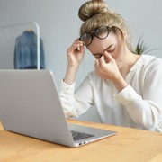 Setelah Nangis Semalaman, Meeting Online Dadakan? 4 Cara Ini Ternyata Tuntaskan Mata Sembab dengan Cepat