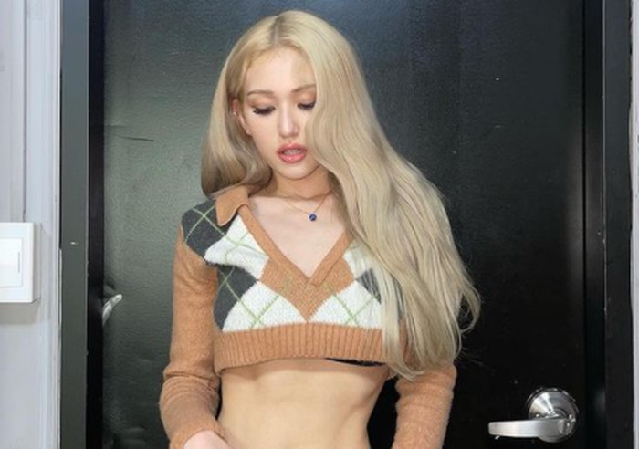 Menjawab perdebatan netizen yang pro dan kontra terhadap penampilan barunya, Somi berkata kalau ia melakukan banyak olahraga dan tetap makan makanan yang sehat dan enak meskipun sedang menjalani diet. (Foto: Instagram.com/somsomi0309)