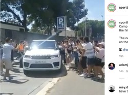 Usai Perpisahan Haru di Camp Nou, Mobil Messi Diserbu Fans Barcelona
