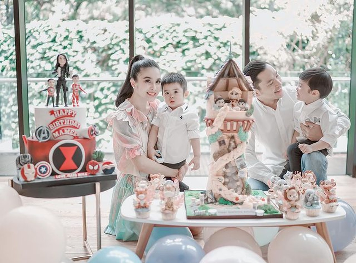 Sandra Dewi baru saja merayakan ulang tahunnya yang ke 38 tahun pada Minggu &lpar;8&sol;8&rpar;&period; Yuk kita intip momen perayaannya&excl;