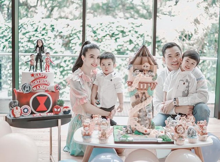 Momen Hangat Perayaan Ultah Sandra Dewi yang ke 38th Bersama Keluarga Tercinta Sandra Dewi baru saja merayakan ulang tahunnya yang ke 38 tahun pada Minggu (8/8). Yuk kita intip momen perayaannya!
