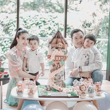 Momen Ultah Sandra Dewi ke-38 dengan Keluarga, Ada Kue Rapunzel Cute
