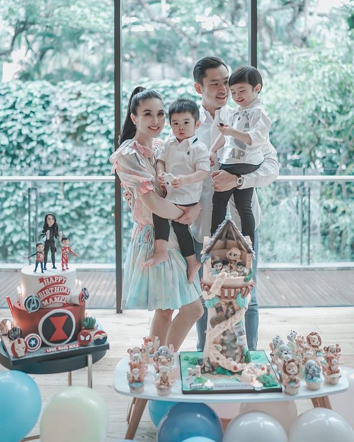 Sandra Dewi baru saja merayakan ulang tahunnya yang ke 38 tahun pada Minggu &lpar;8&sol;8&rpar;&period; Yuk kita intip momen perayaannya&excl;