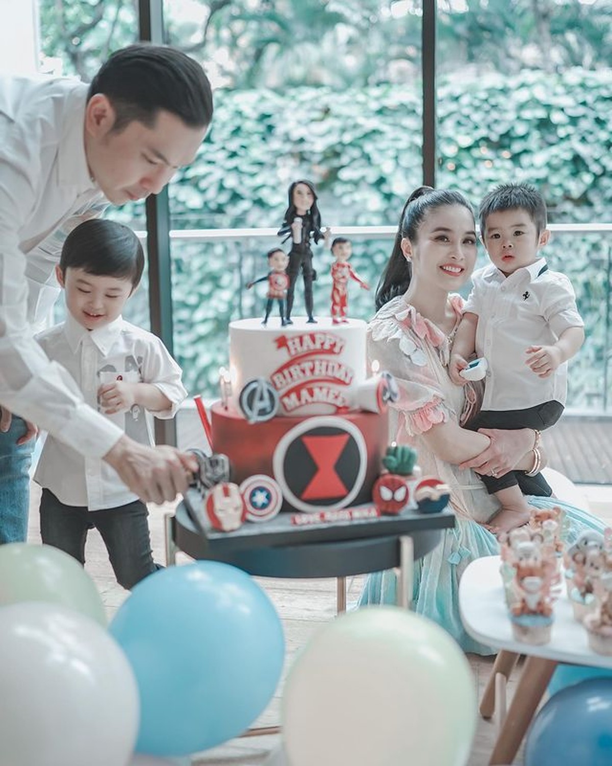 Sandra Dewi baru saja merayakan ulang tahunnya yang ke 38 tahun pada Minggu &lpar;8&sol;8&rpar;&period; Yuk kita intip momen perayaannya&excl;