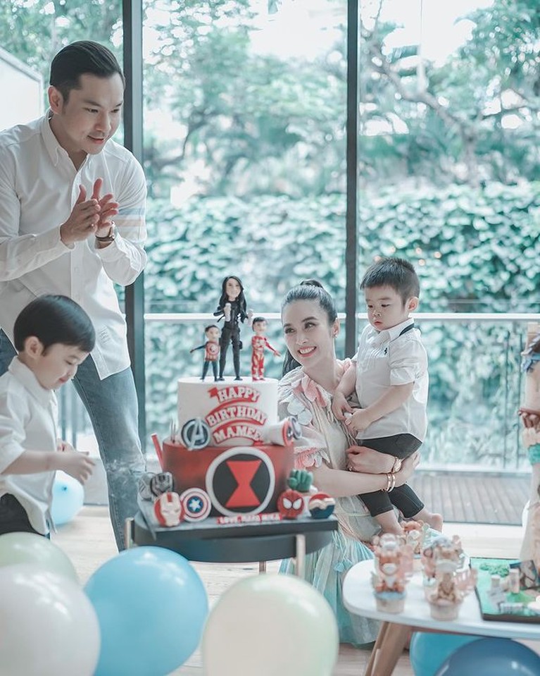 Sandra Dewi baru saja merayakan ulang tahunnya yang ke 38 tahun pada Minggu (8/8). Yuk kita intip momen perayaannya!