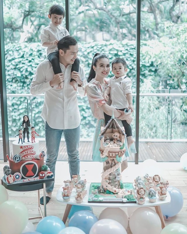 Momen Hangat Perayaan Ultah Sandra Dewi yang ke 38th Bersama Keluarga Tercinta Sandra Dewi baru saja merayakan ulang tahunnya yang ke 38 tahun pada Minggu (8/8). Yuk kita intip momen perayaannya!