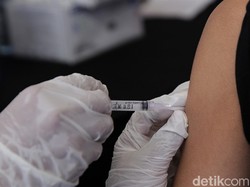 Viral Suntik Vaksin Kosong di Jakut Bikin Nakes yang Terlibat Diusut