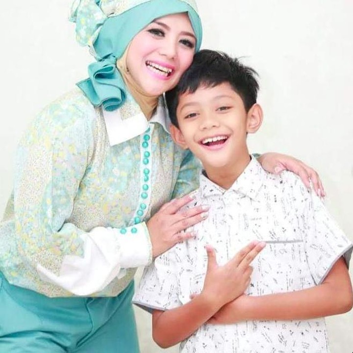 <p>Sampai sekarang, Nadila masih manggung bersama Fatur, lho. Saking dekatnya dengan keluarga, Fatur juga dekat dengan anak Nadila. (Foto: Instagram @nadilaofficial)</p>