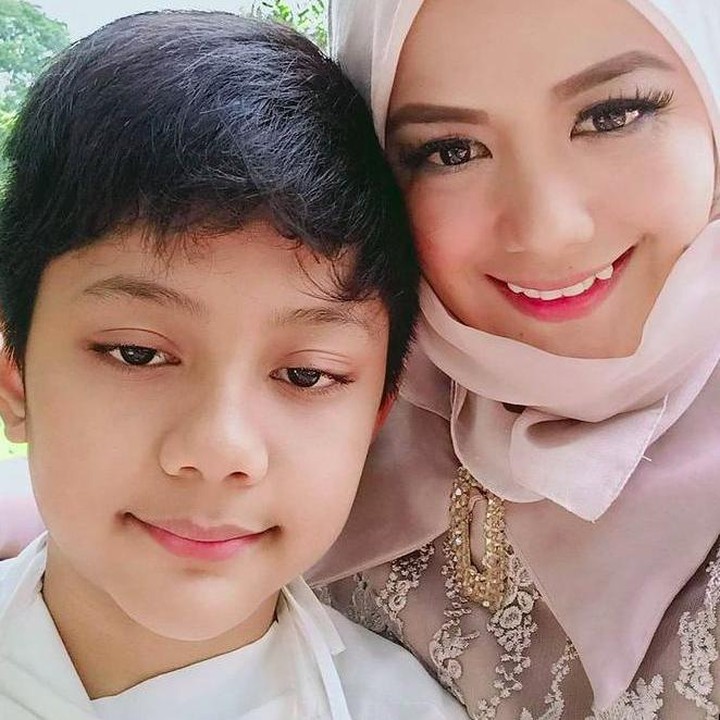<p>Potret terbaru Nadila bersama Rafie yang sebentar lagi jadi remaja. Kalau lihat foto ini, waktu terasa cepat ya, Bunda? (Foto: Instagram @nadilaofficial)</p>