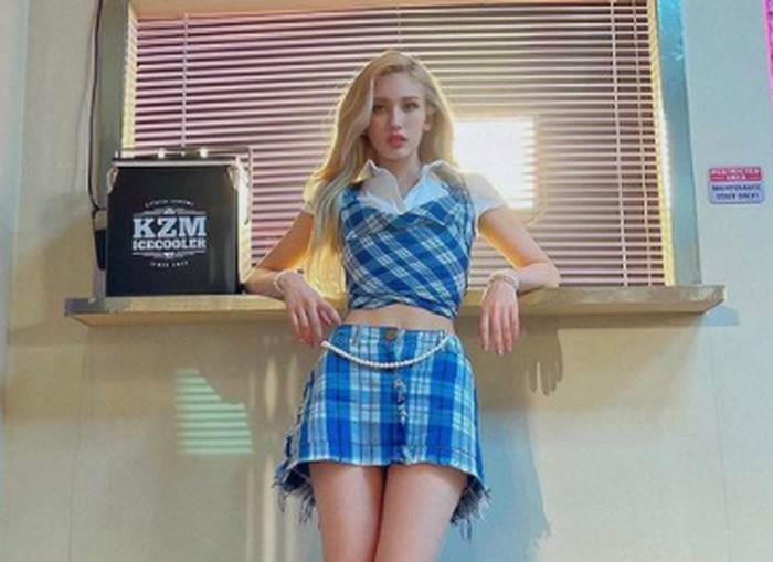 Netizen menilai bahwa sekarang Somi terlalu kurus untuk ukuran tinggi 172 cm. Menurut mereka, Somi sudah terlihat cantik dengan bentuk tubuh yang sedikit berisi. Mereka juga mengkhawatirkan kesehatan Somi. (Foto: Instagram.com/somsomi0309)