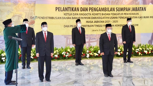 Menteri Energi, Sumber Daya Mineral, Arifin Tasrif, melantik sembilan Komite Badan Pengatur Hilir Minyak dan Gas Bumi (BPH Migas) periode 2021-2025.