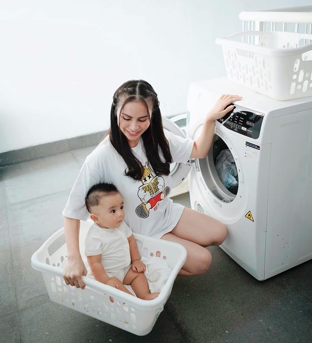 Momo Eks Geisha baru saja melakukan pemotretan unik sedang nyuci baju langsung jadi sorotan&period; Yuk kita intip potretnya&excl;