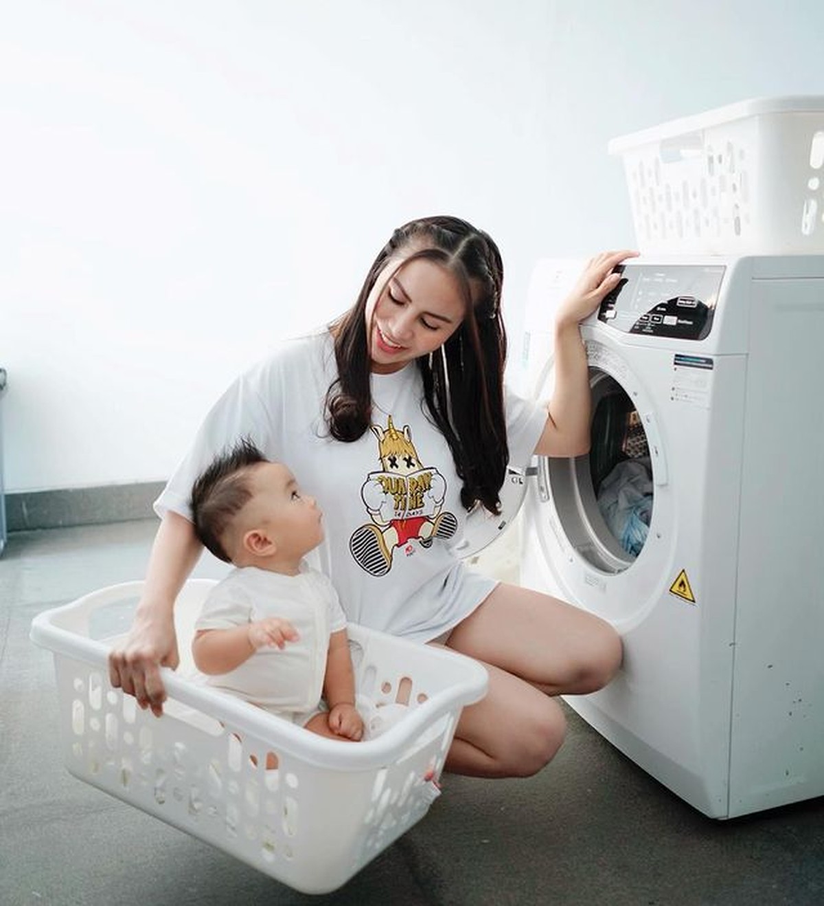 Momo Eks Geisha baru saja melakukan pemotretan unik sedang nyuci baju langsung jadi sorotan&period; Yuk kita intip potretnya&excl;