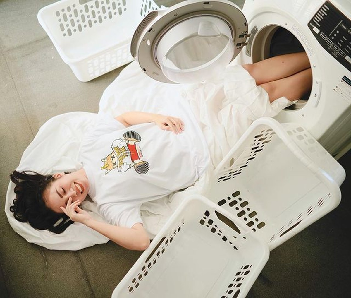 Momo Eks Geisha baru saja melakukan pemotretan unik sedang nyuci baju langsung jadi sorotan&period; Yuk kita intip potretnya&excl;