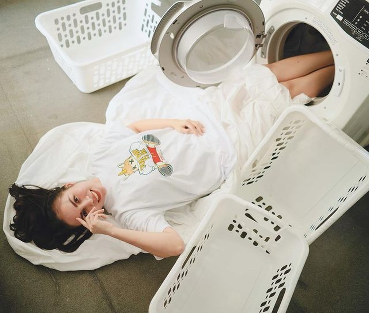 Momo Eks Geisha baru saja melakukan pemotretan unik sedang nyuci baju langsung jadi sorotan&period; Yuk kita intip potretnya&excl;