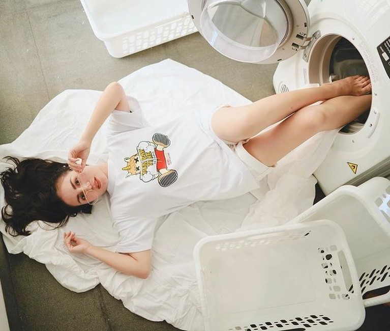 Pemotretan Momo Eks Geisha yang Unik Jadi Sorotan Momo Eks Geisha baru saja melakukan pemotretan unik sedang nyuci baju langsung jadi sorotan. Yuk kita intip potretnya!