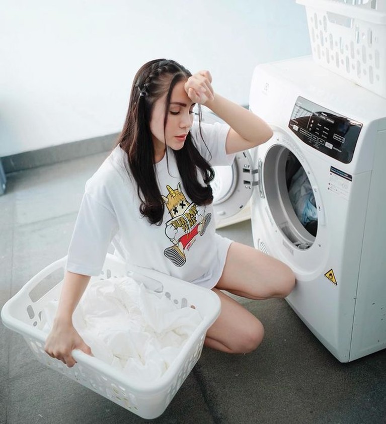 Pemotretan Momo Eks Geisha yang Unik Jadi Sorotan Momo Eks Geisha baru saja melakukan pemotretan unik sedang nyuci baju langsung jadi sorotan. Yuk kita intip potretnya!