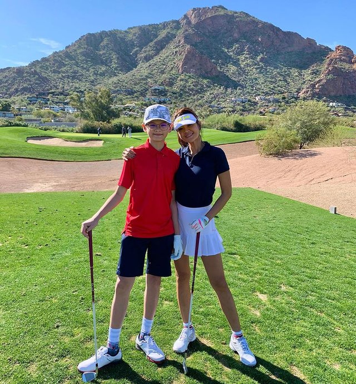 Farah Quinn memiliki seorang putra bernama Armand yang kini beranjak remaja&period; Foto mereka berdua bak kakak adik&comma; yuk intip&excl;