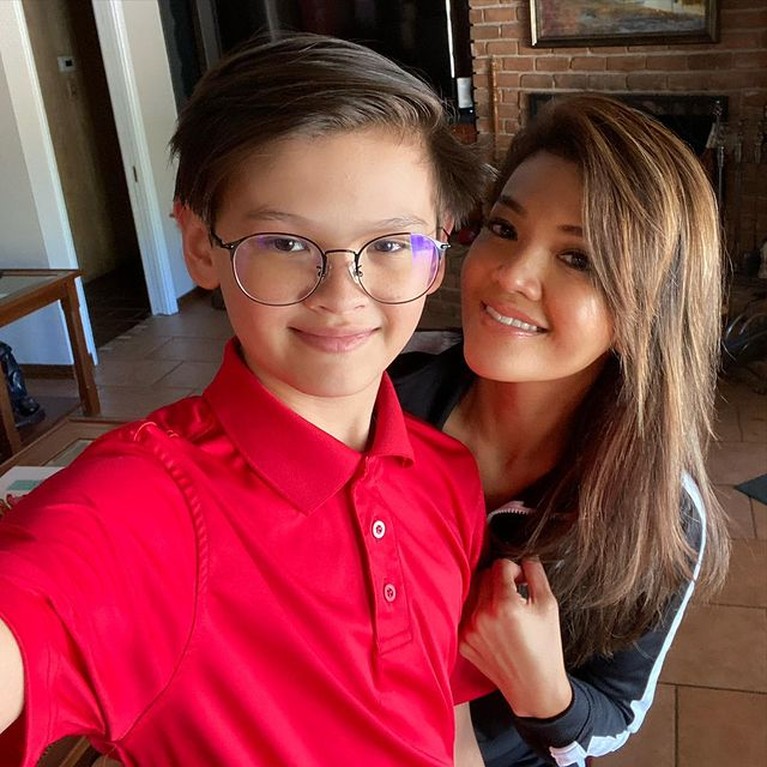 Farah Quinn memiliki seorang putra bernama Armand yang kini beranjak remaja. Foto mereka berdua bak kakak adik, yuk intip!
